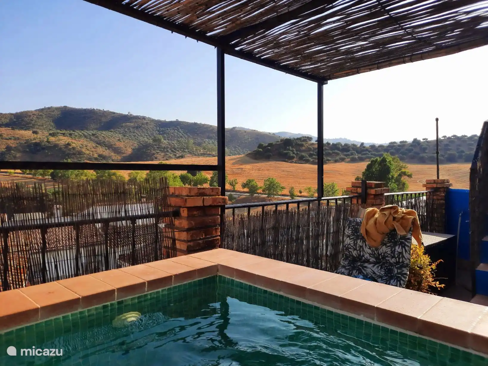 Atemberaubender Blick auf die Landschaft von der zweiten Deckterrasse mit kleinem Pool (2×2 m)