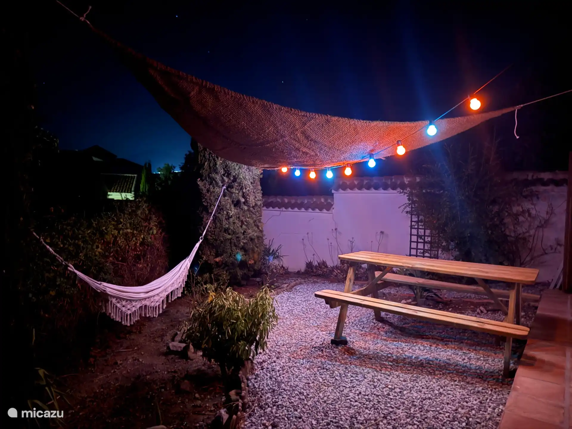 Patio trasero por la noche