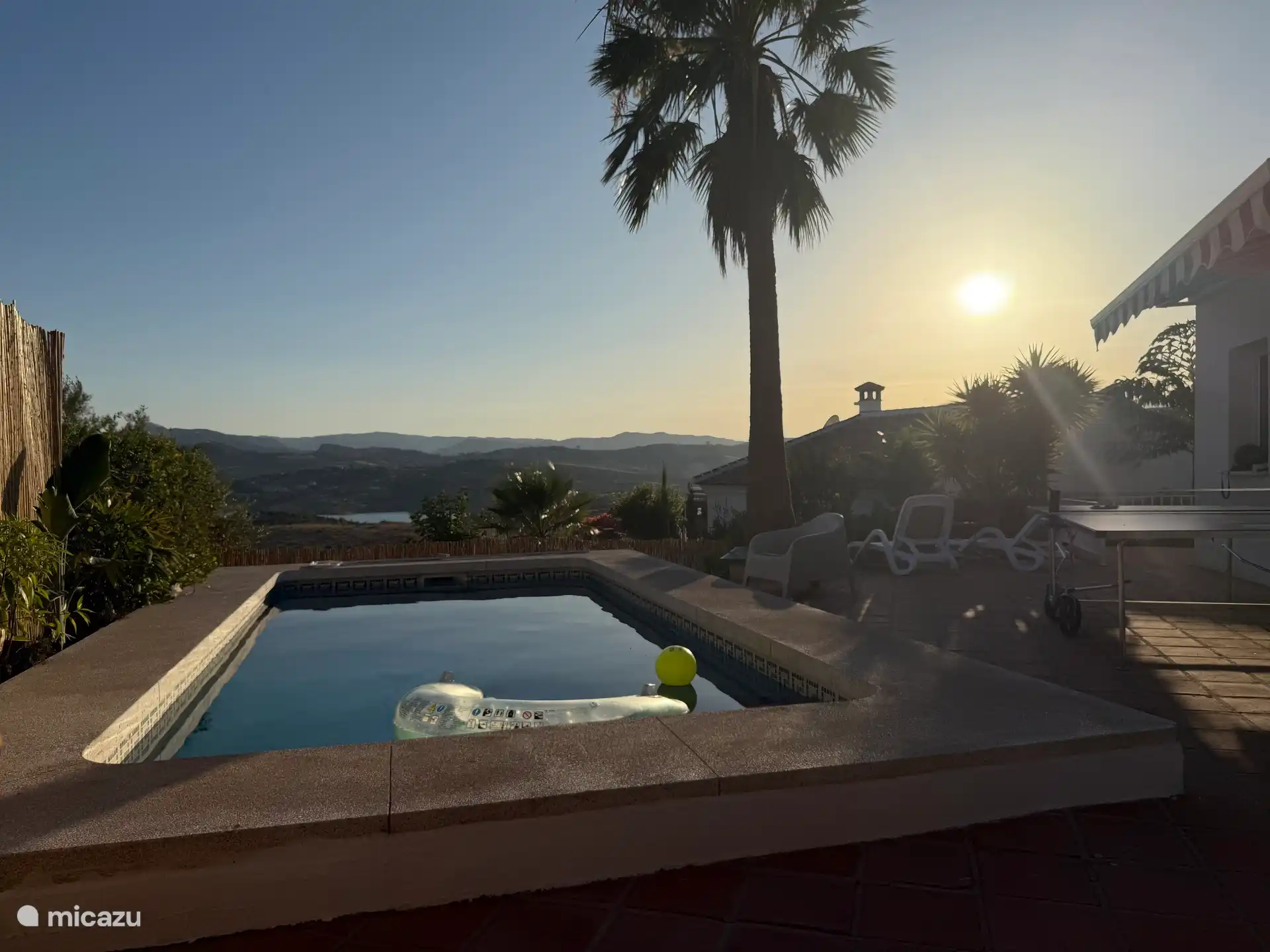 Piscina al atardecer