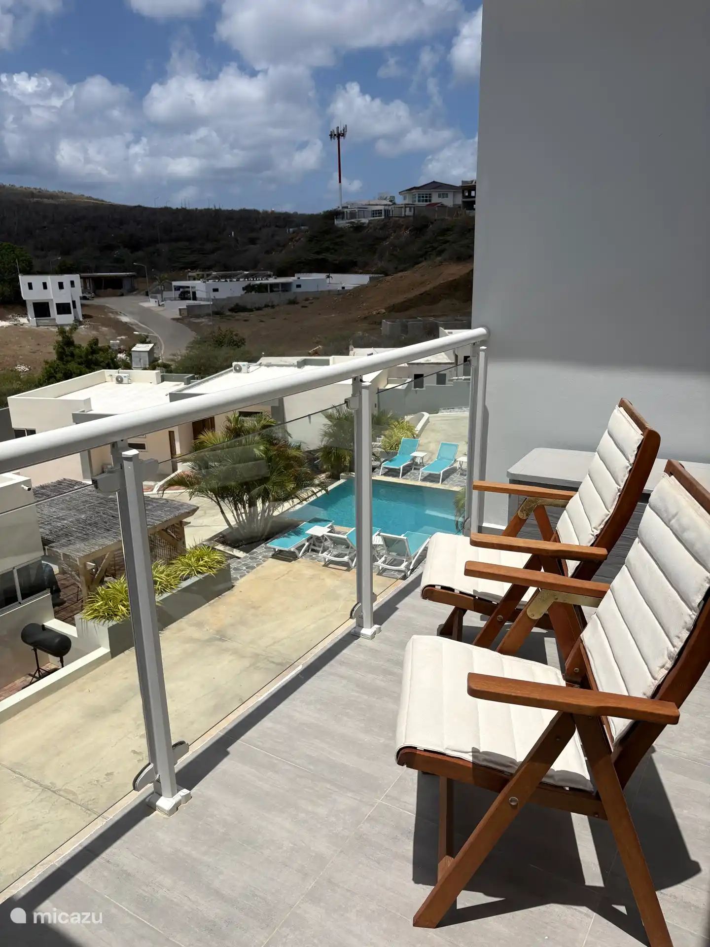 Balcon, premier étage devant. 