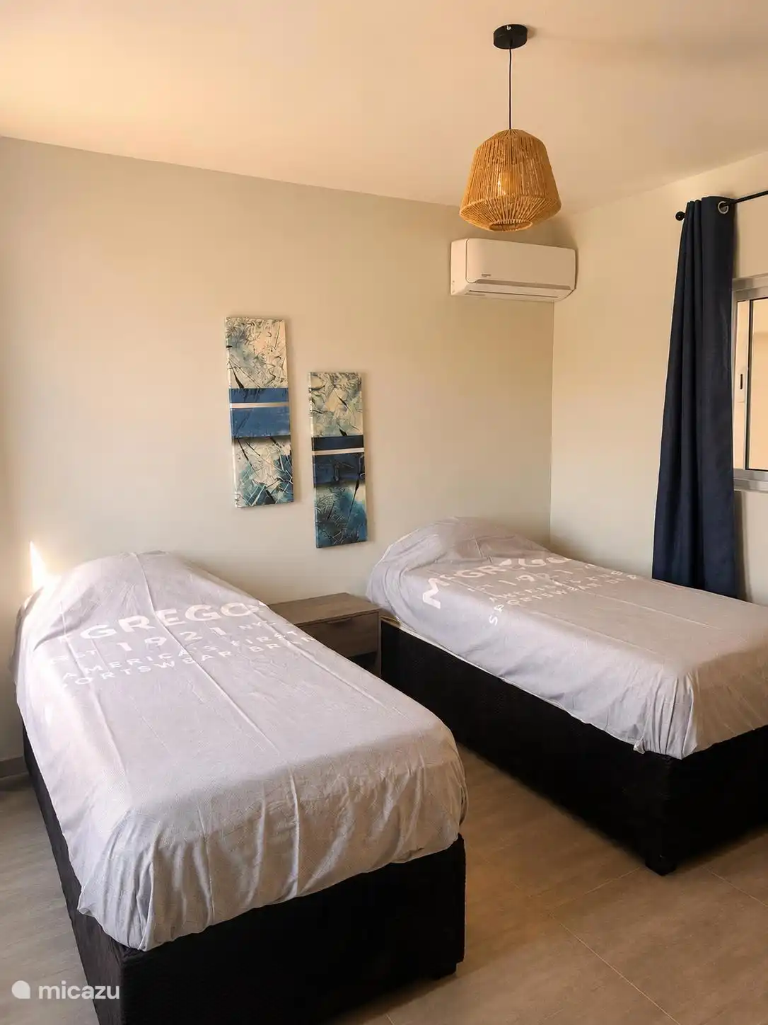 Chambre avec 2 lits simples. 