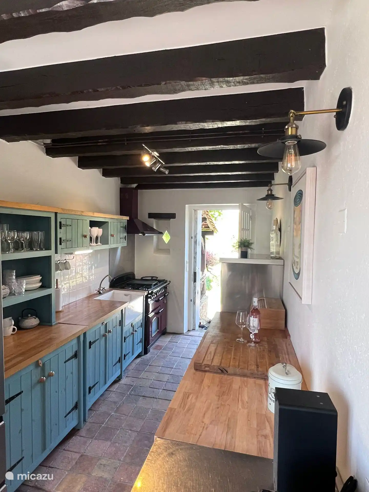 La cocina, por supuesto, tiene todos los electrodomésticos imaginables, desde lavavajillas hasta máquina de hielo