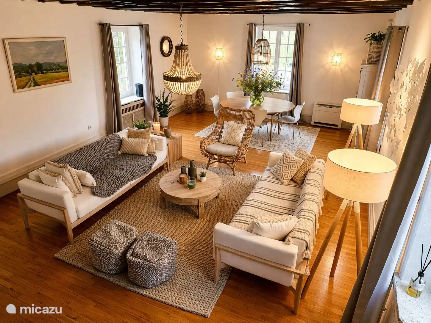 El espacioso salón, con mucha luz y una zona de estar acogedora