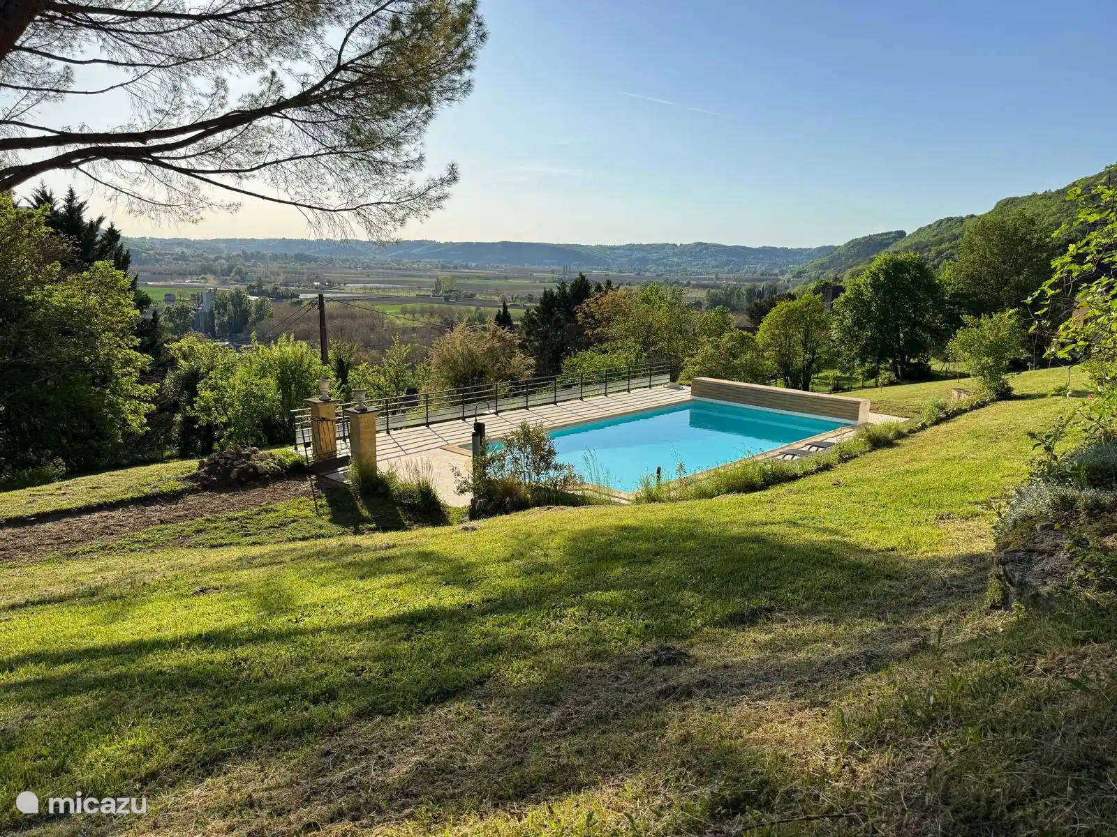 La piscina con amplia vista sobre la parcela vallada de 7.800 m².