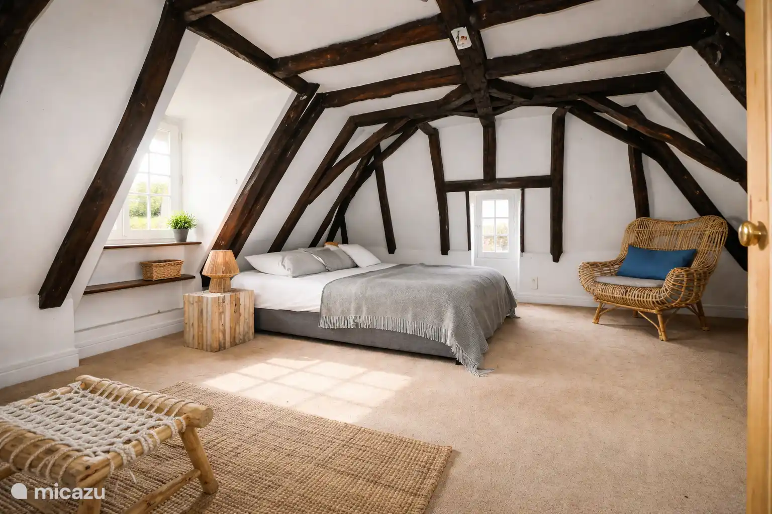La atractiva habitación con vigas de madera, accesible a través de la habitación con las dos camas separadas.