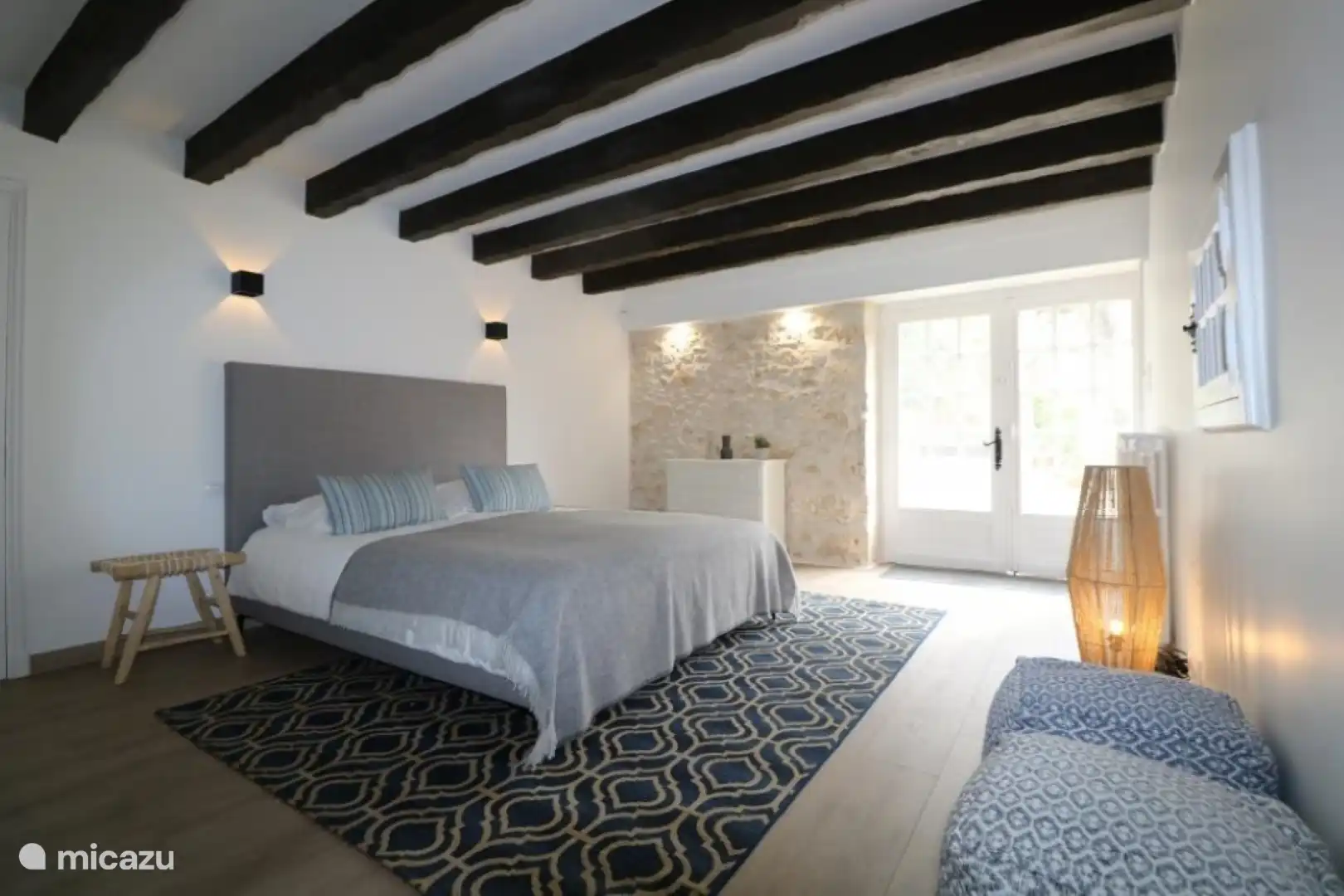 El dormitorio en la planta baja, con baño privado y entrada privada.
