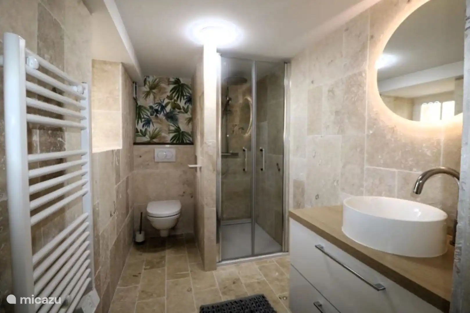 El baño en suite del dormitorio de la planta baja, con ducha a pie de agua.