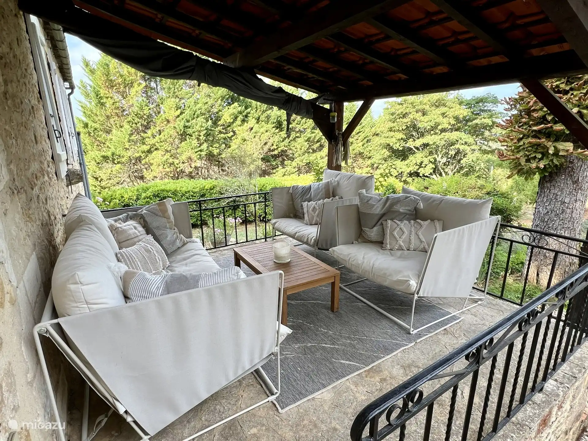 La veranda cubierta con sofás lounge, un buen lugar para empezar o terminar el día.