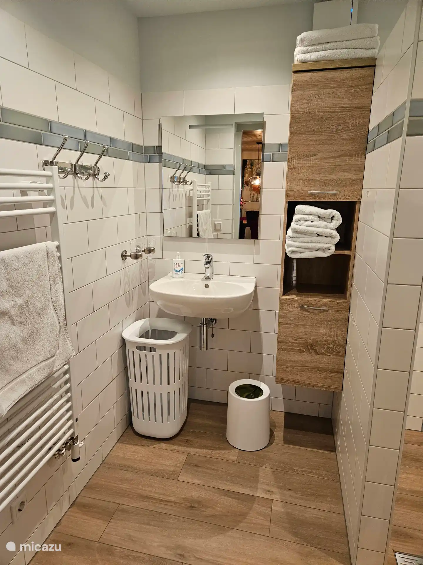 Linkerhelft van de compacte badkamer.