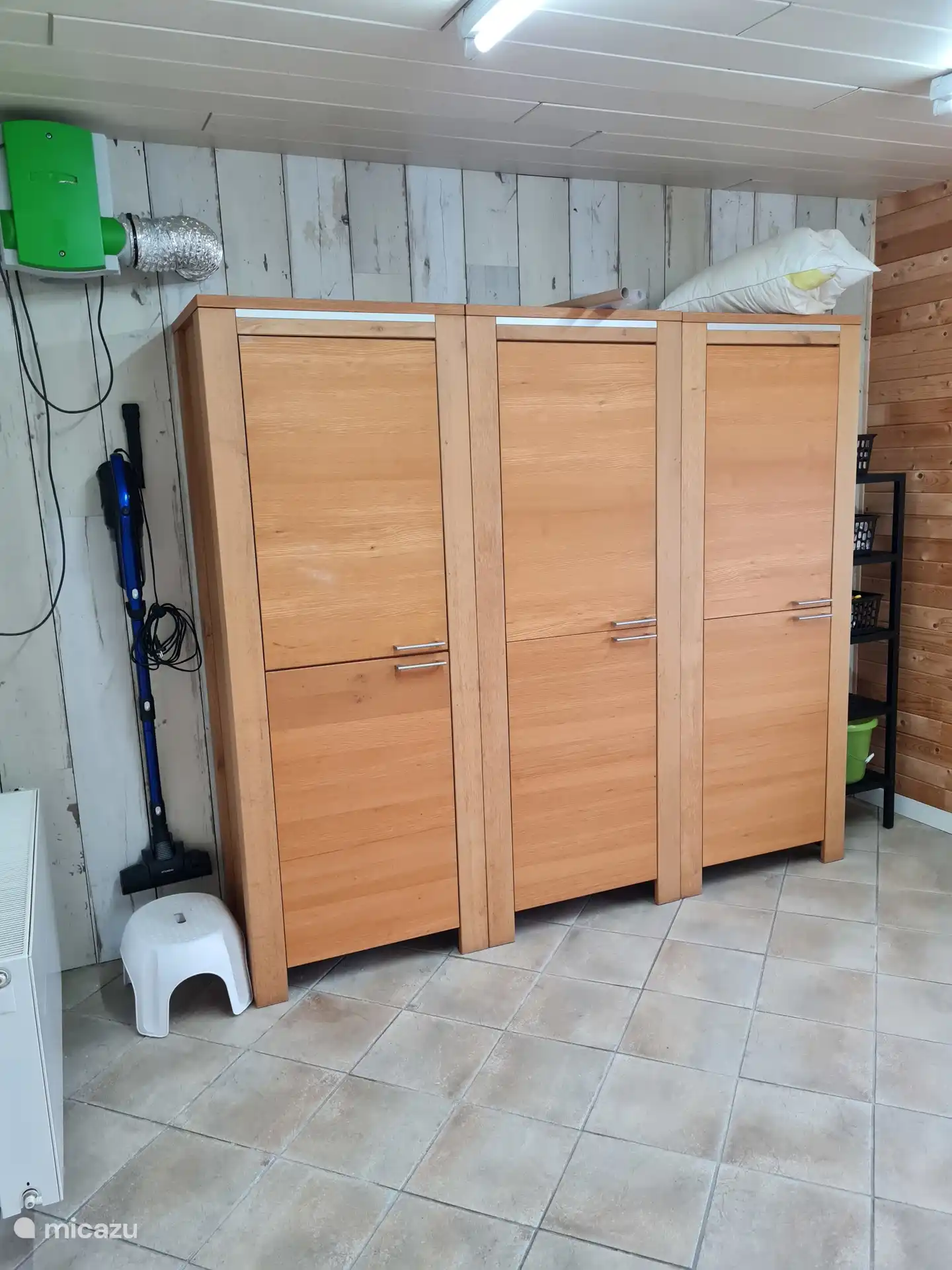 Kast met extra beddengoed en handdoeken in het schuurtje.