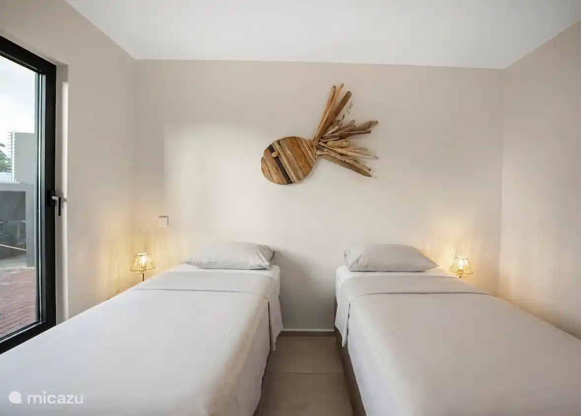 Schlafzimmer mit der Möglichkeit, die Betten zu teilen oder zusammenzustellen