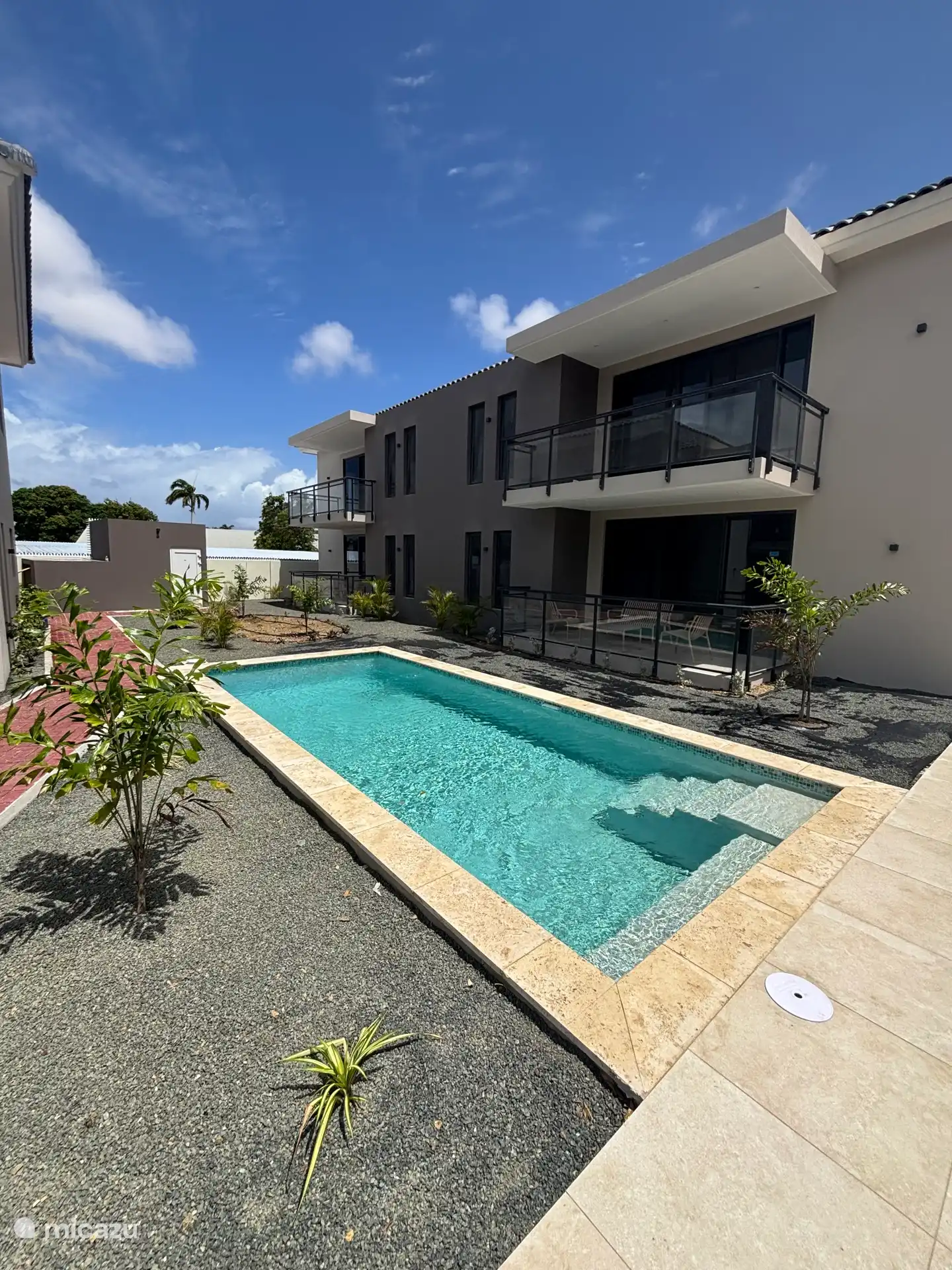 Schwimmbad mit Terrasse und Balkon