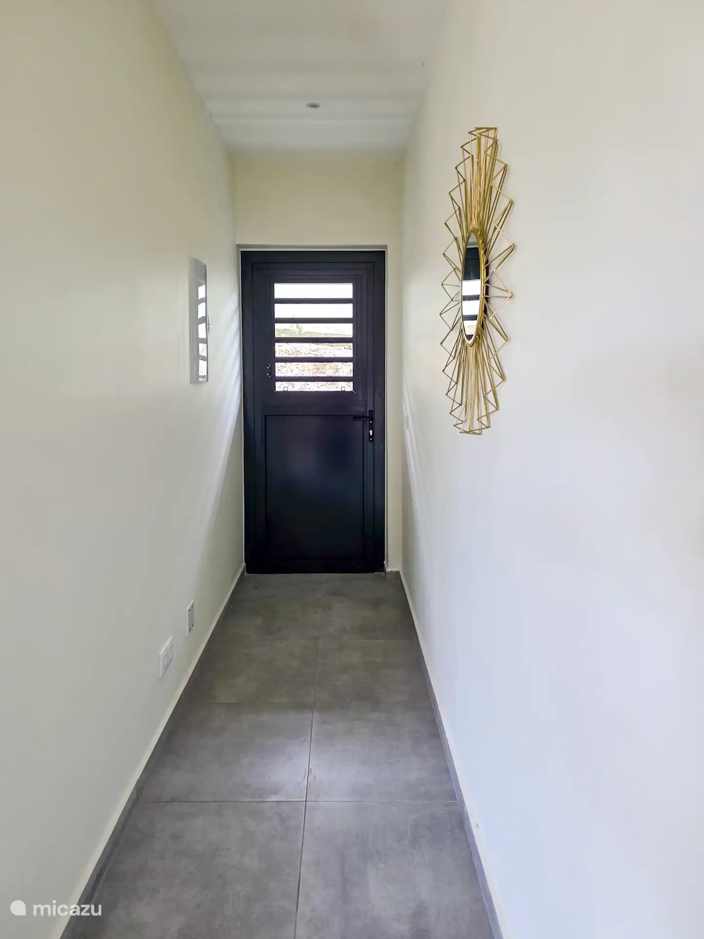 Pasillo hacia la puerta oficial