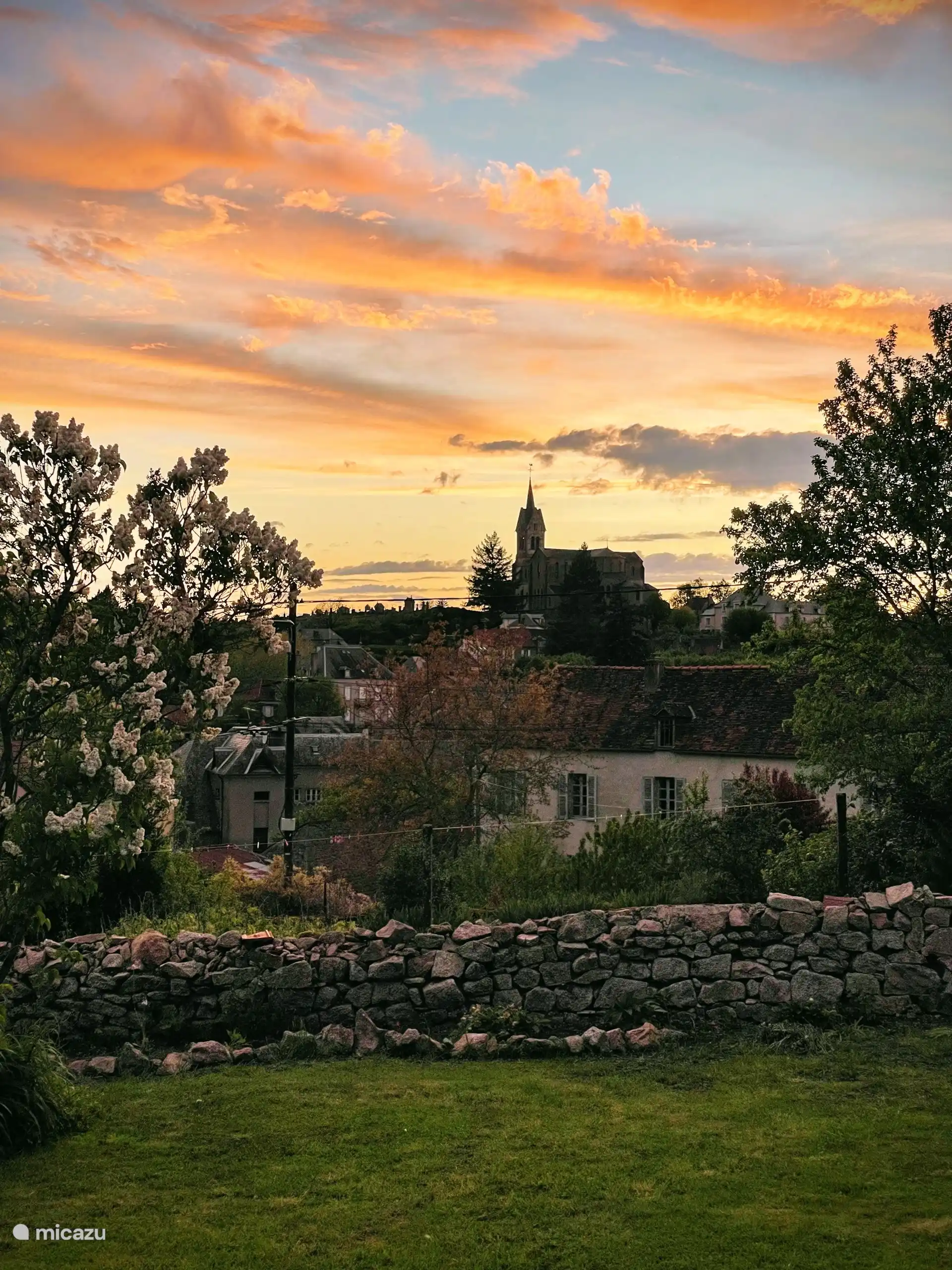Vanuit de tuin, uitzicht op kerk en mooiste zonsondergangen 