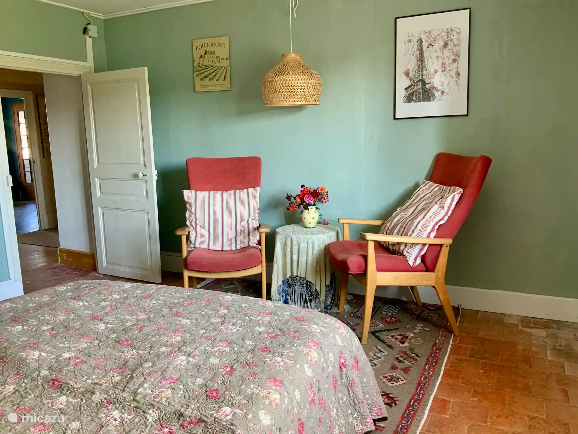 Ruime slaapkamer aan tuinkant, tweepersoonsbed, kledingkast en zitje met fauteuils 