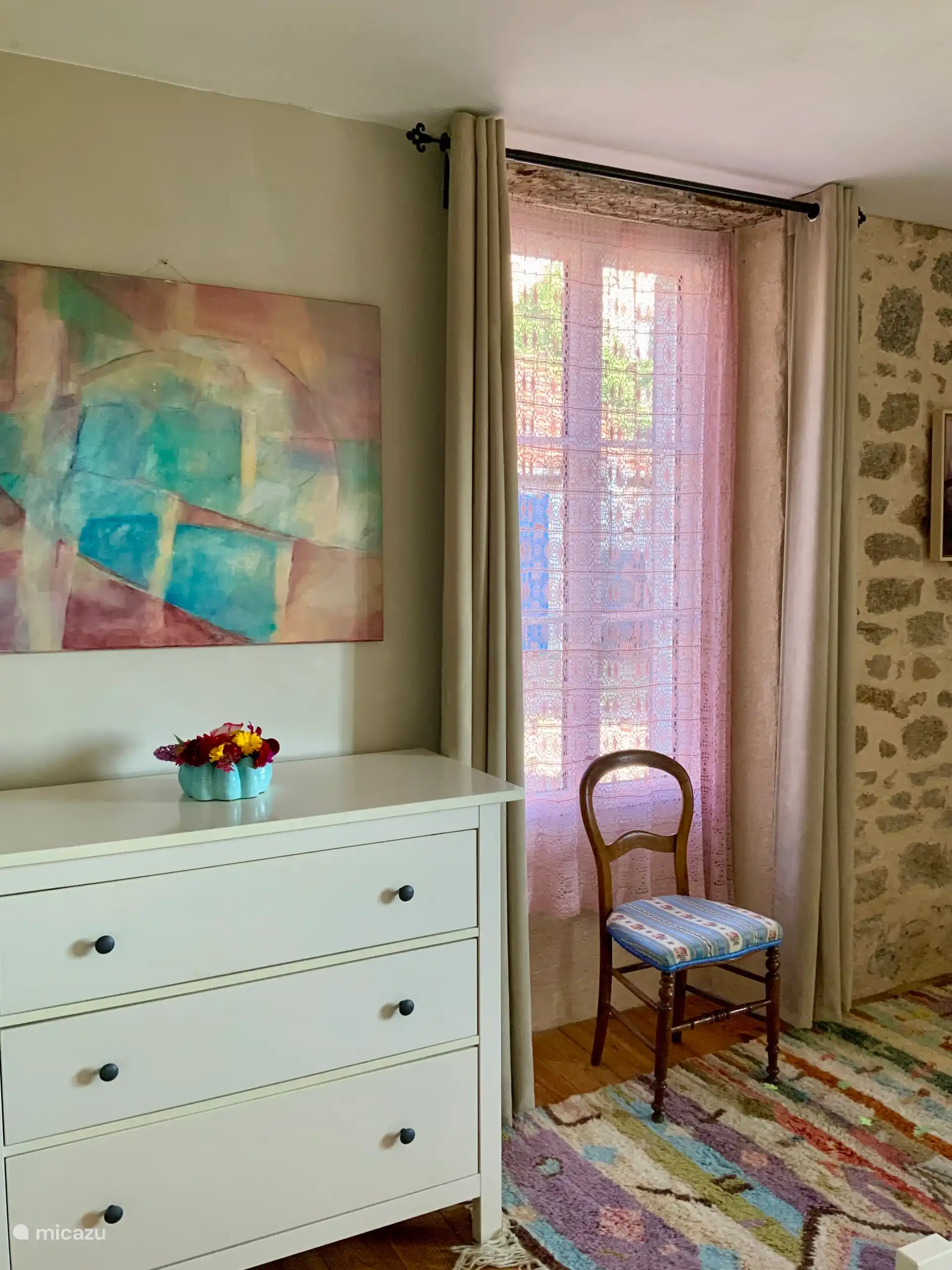 Slaapkamer met twee eenpersoons bedden 
