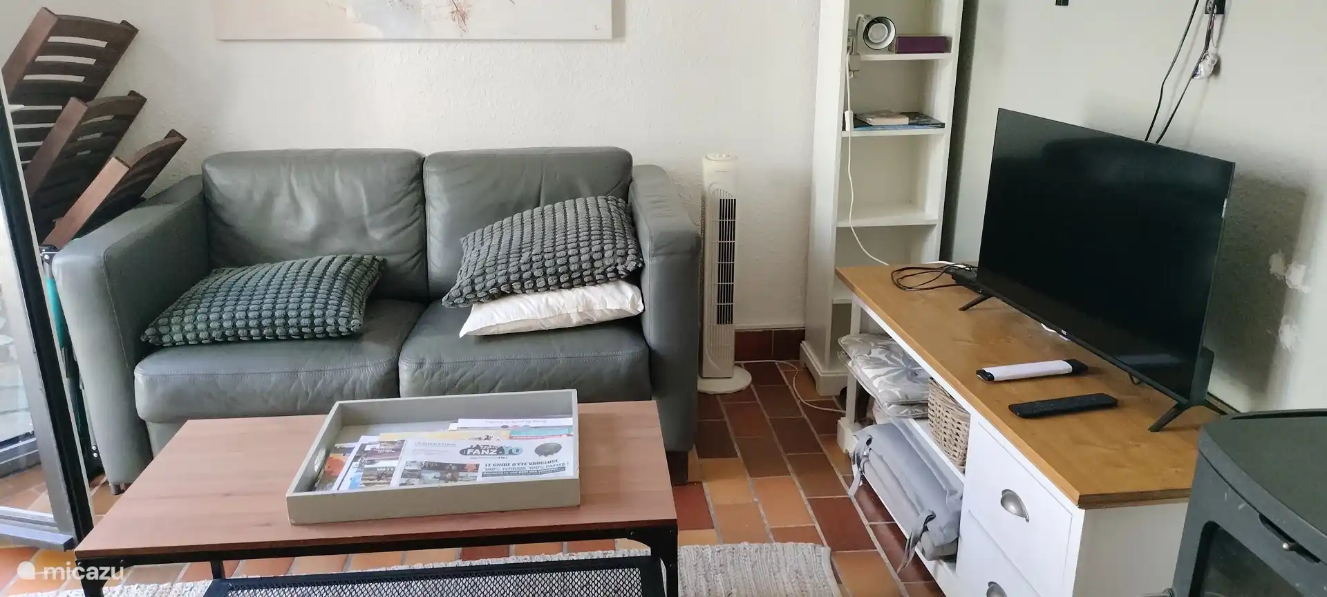Lounge-Bereich TV-Box Orange