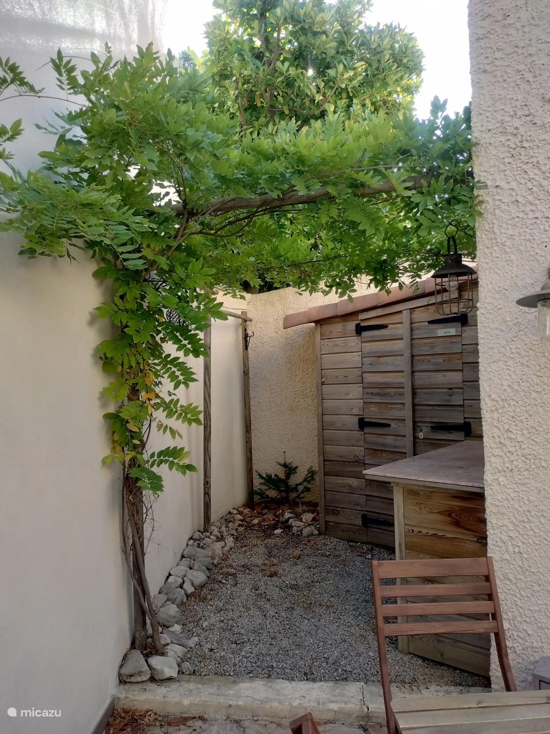 Schuppen und Arbeitsplatte zum Grillen
