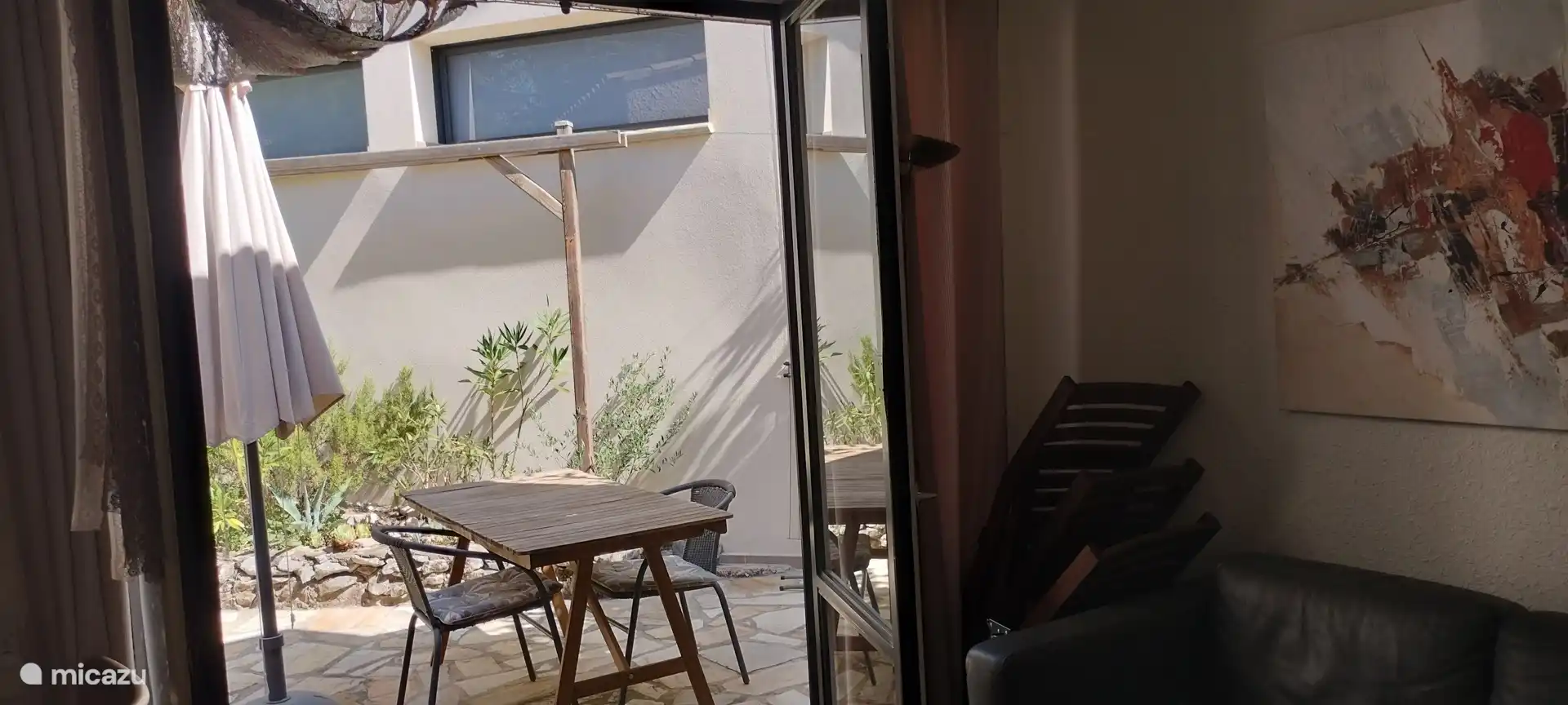 Direkter Zugang zur Terrasse vom Wohnzimmer aus