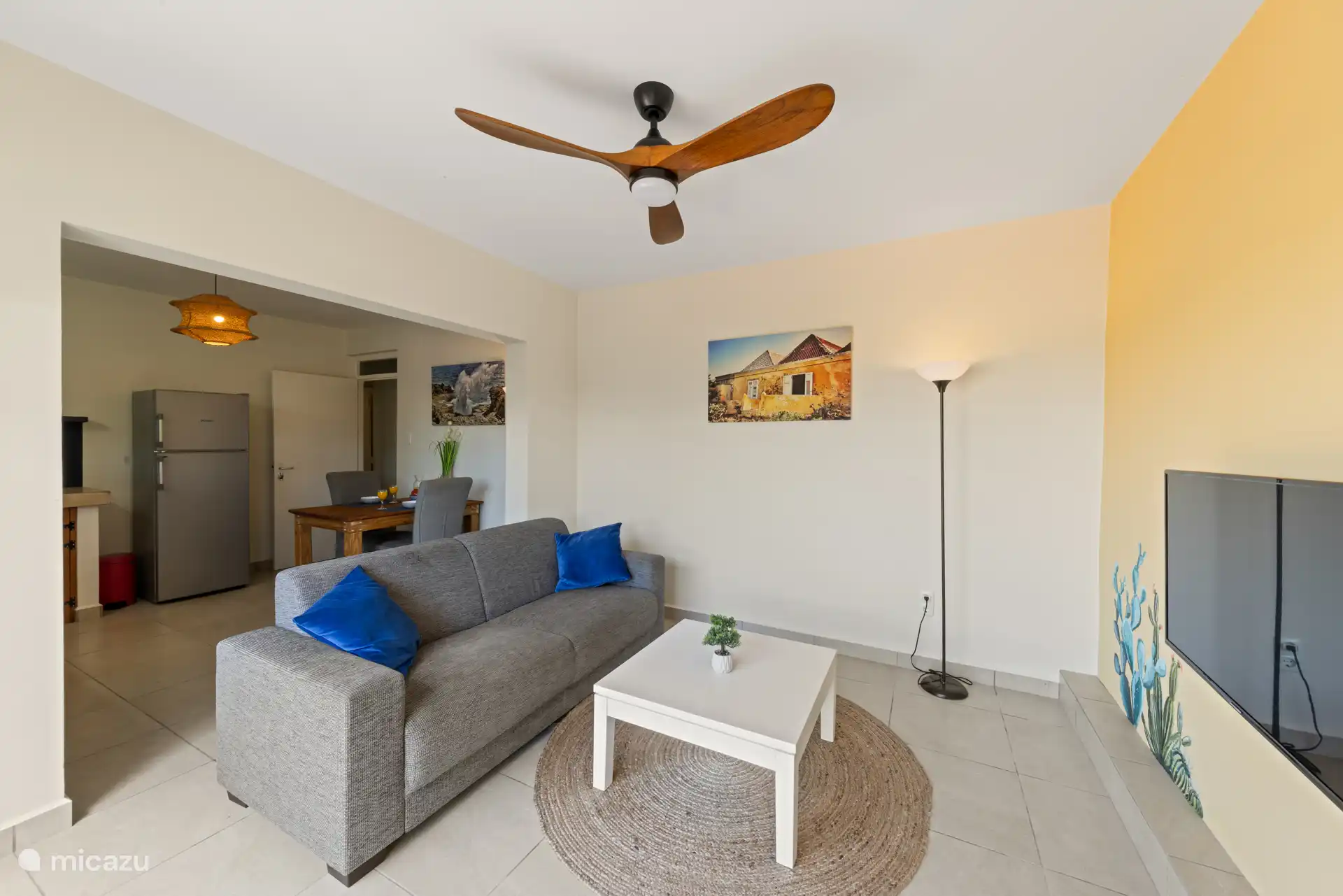 Woonkamer met open keuken/eetgedeelte