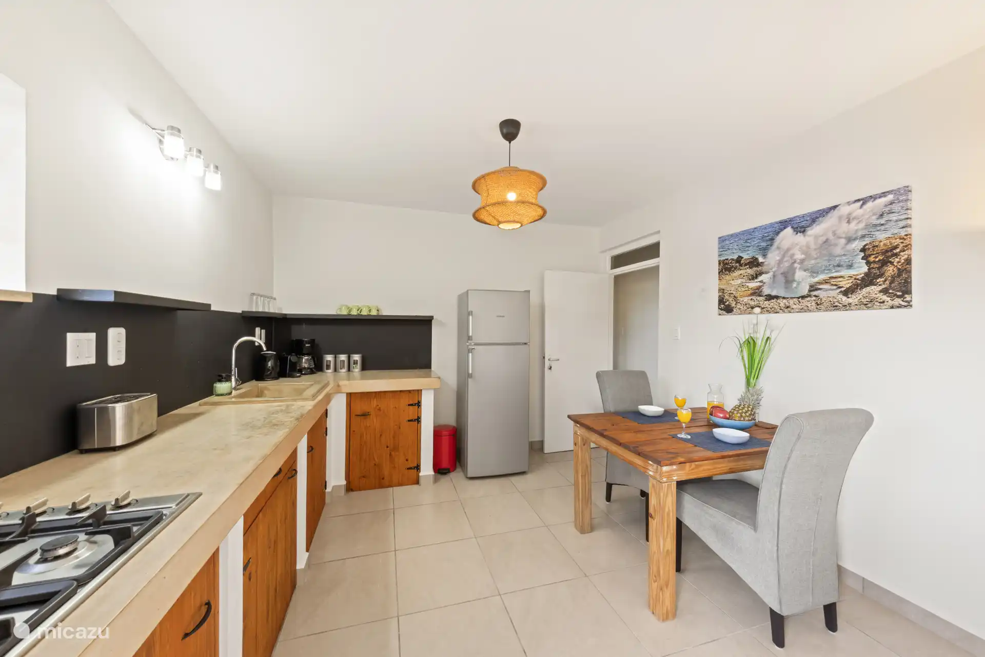 Functionele keuken met grote koelkast en kleine vriezer.