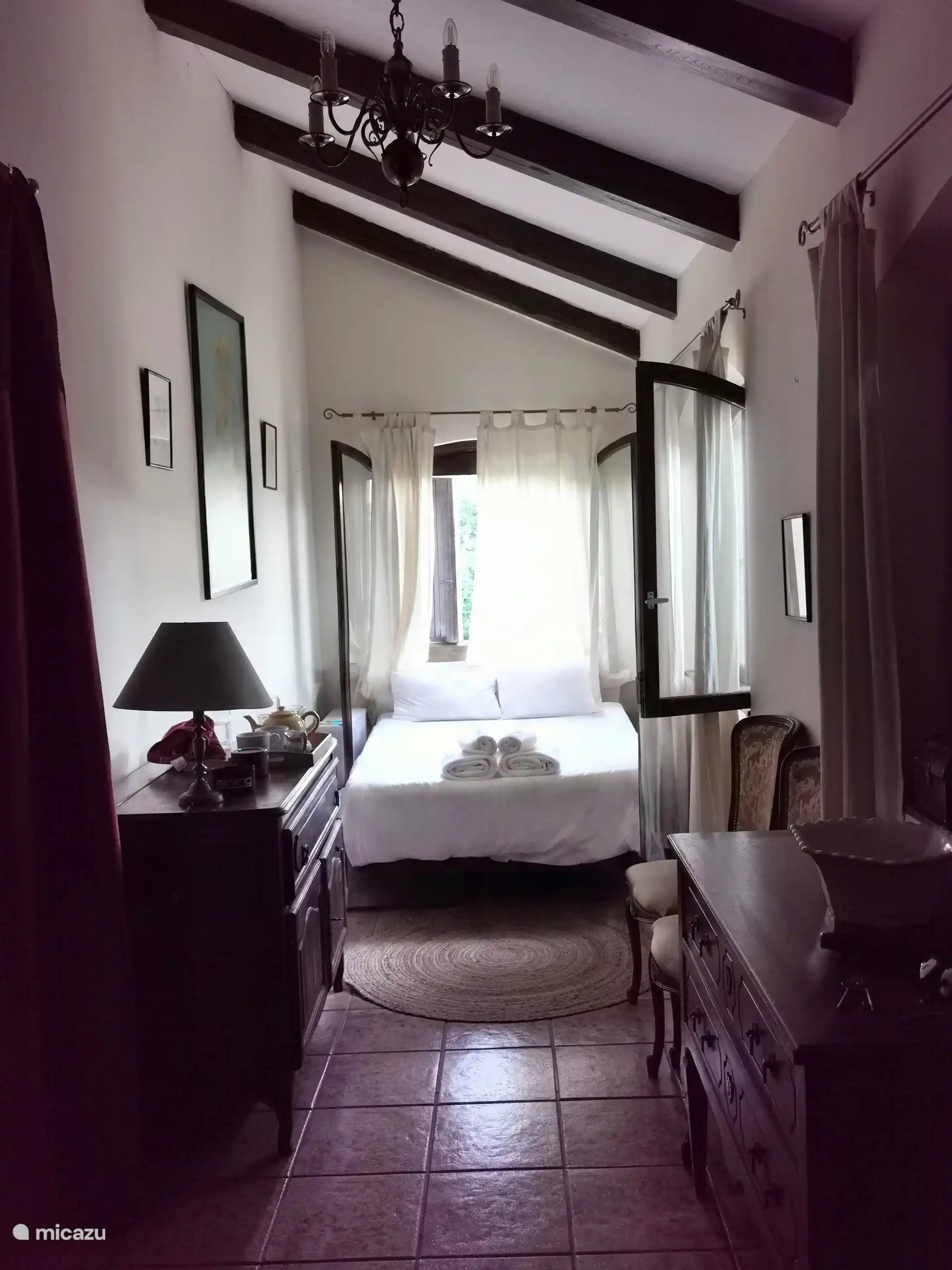 Eigen badkamer slaapbank op de begane grond, geschikt voor oudere ouders. 