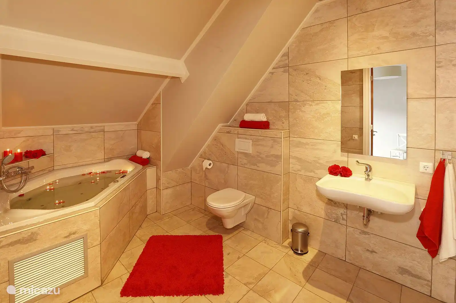 Badezimmer mit Jacuzzi 