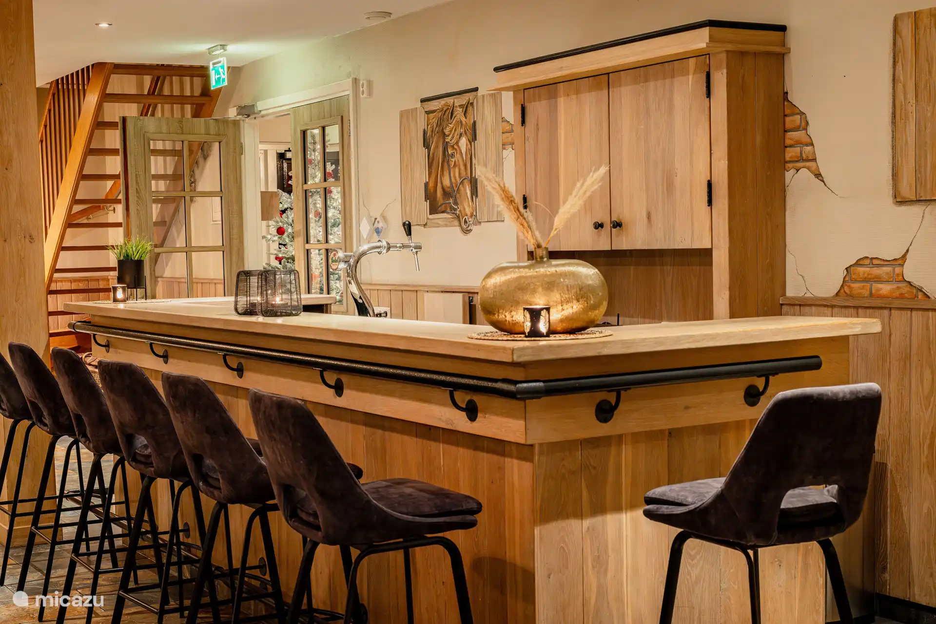 Geräumige Bar