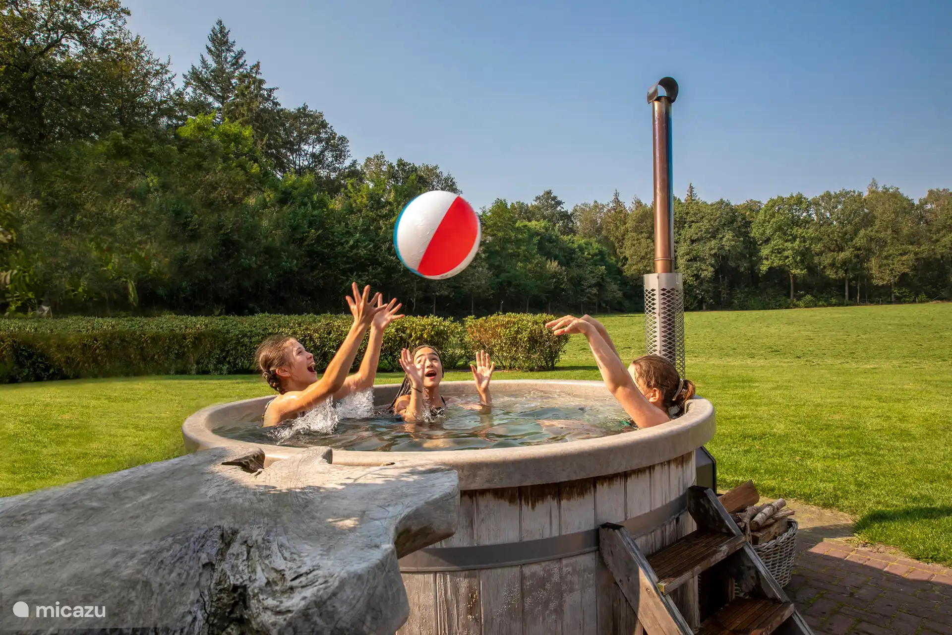 Privater Whirlpool im Garten