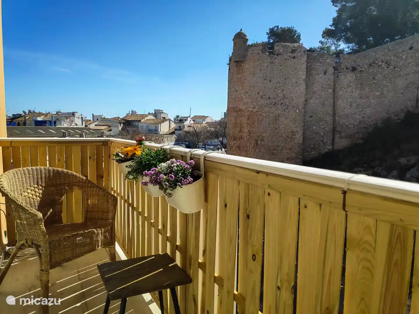 mar, playa y castillo; ¡Dénia! en España, Costa Blanca, Dénia - apartamento
