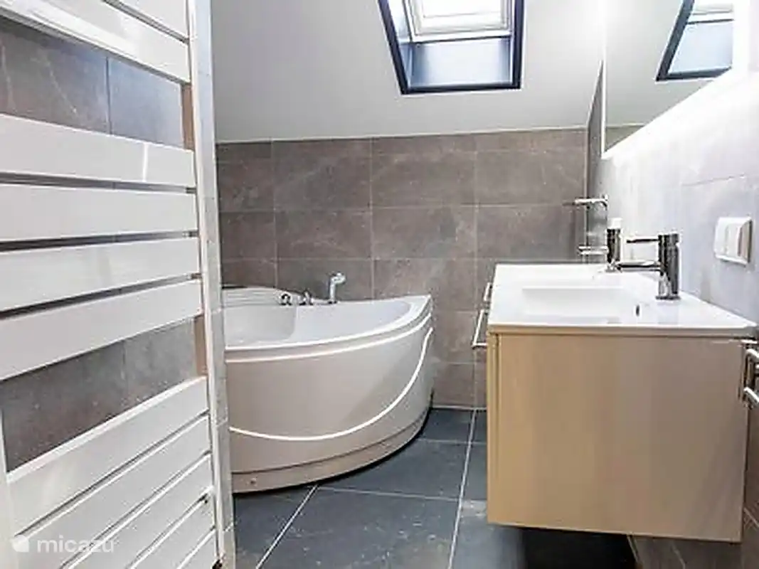 Badezimmer mit Badewanne