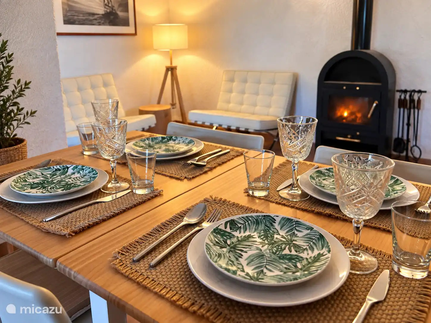 Mesa de comedor y zona de estar