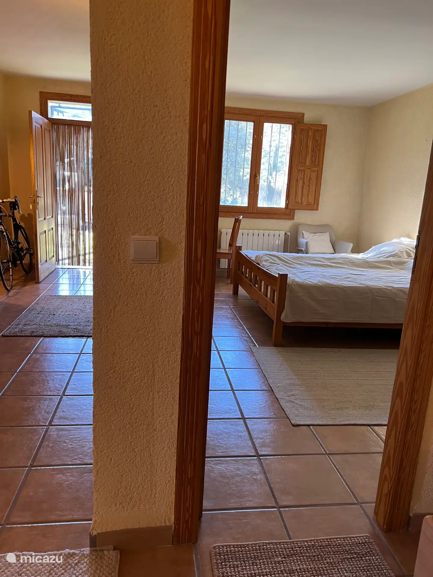 L’appartement avec le couloir et la chambre 1.