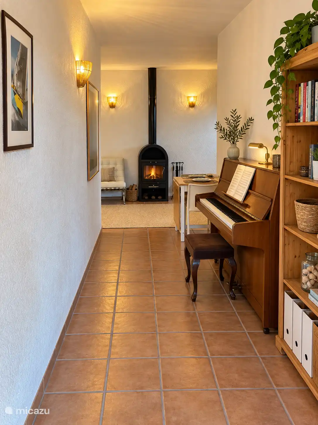 El pasillo al salón con piano