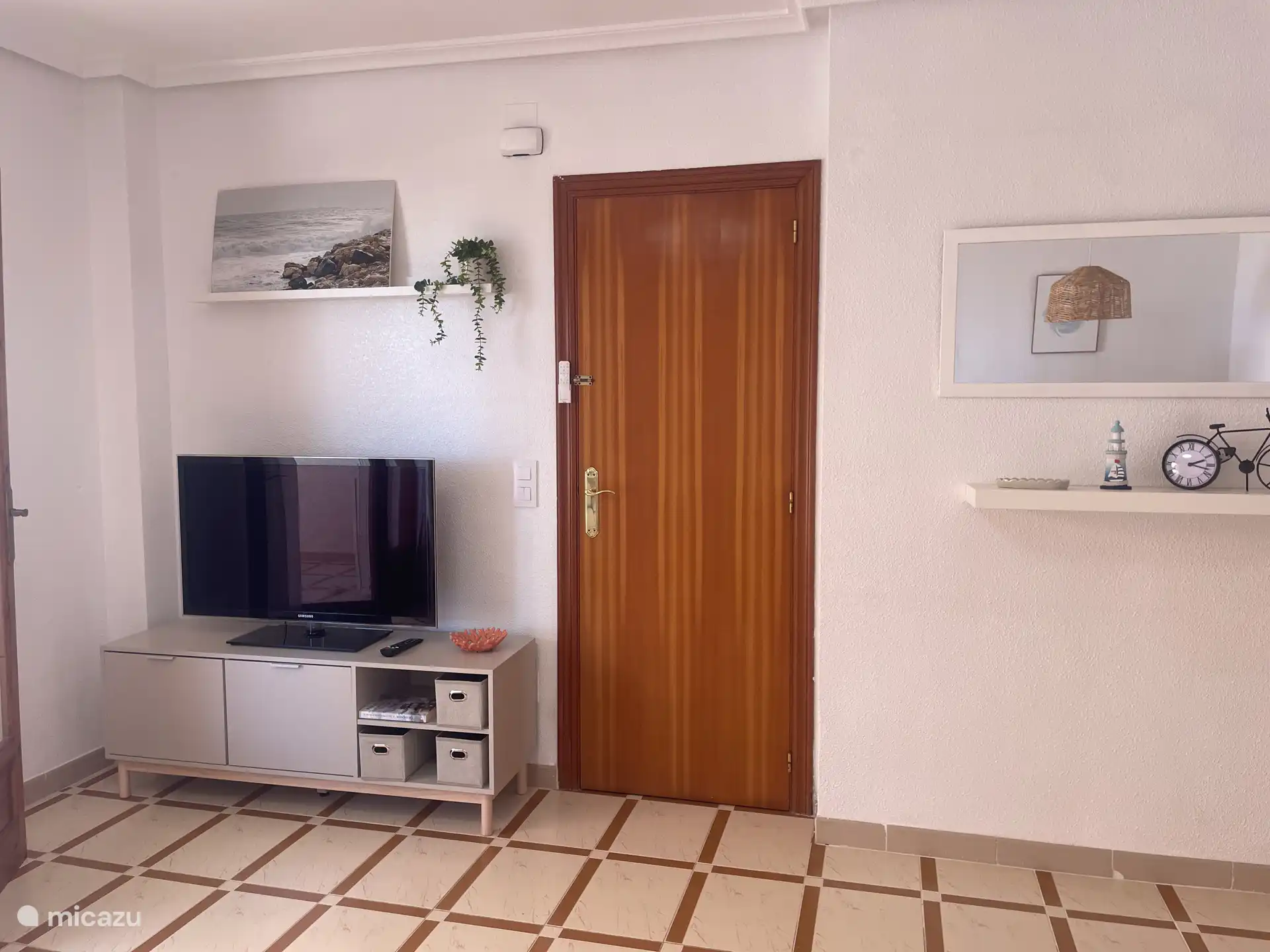 Salon avec télévision et meubles annexes.