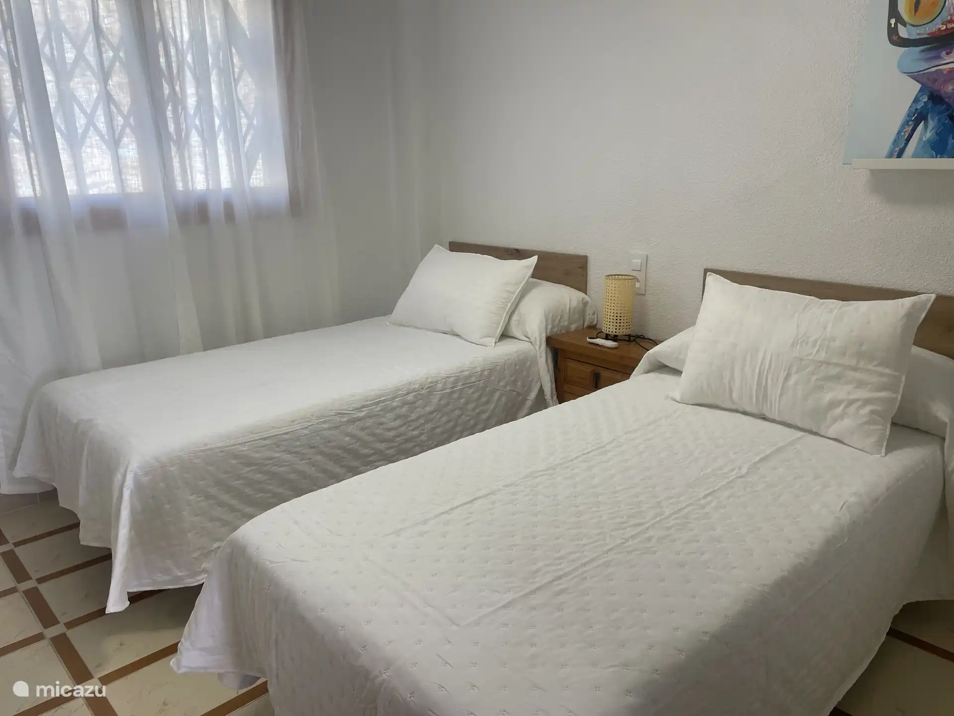 Deuxième chambre avec deux lits simples.