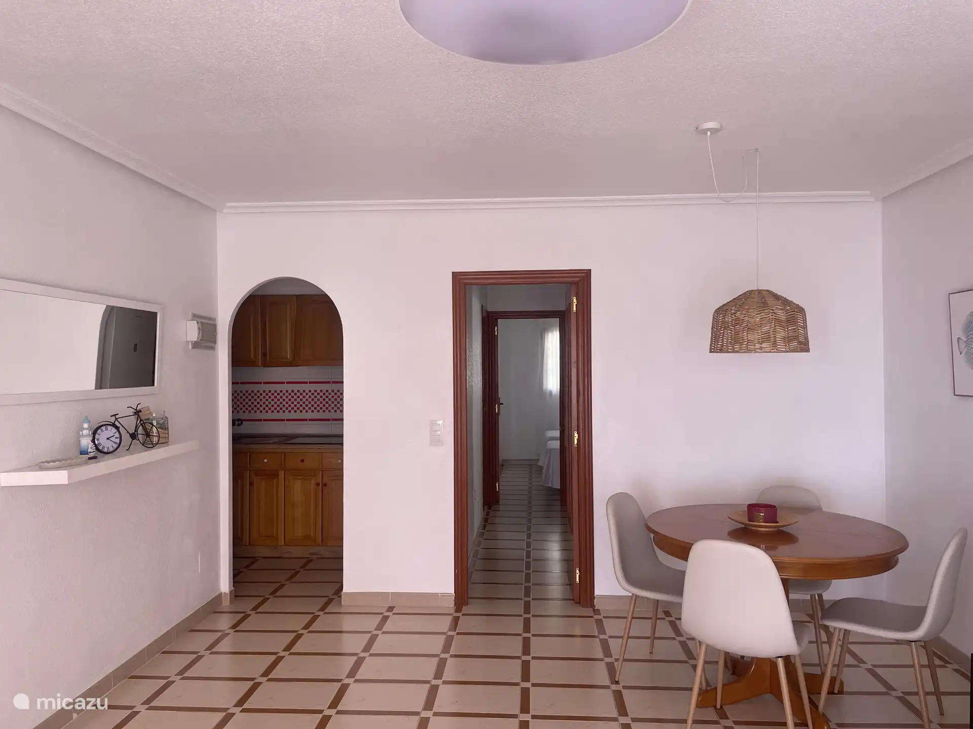 Une autre perspective du salon-salle à manger et de l’accès à la cuisine.