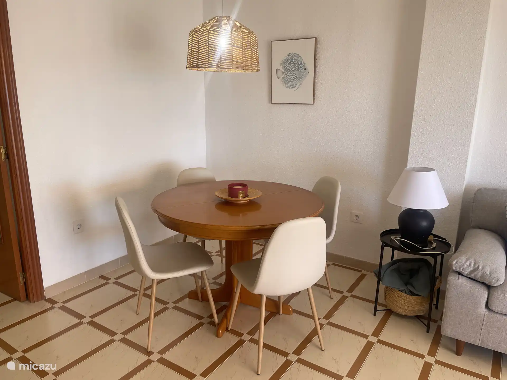 Salle à manger intérieure avec table ronde et quatre chaises.