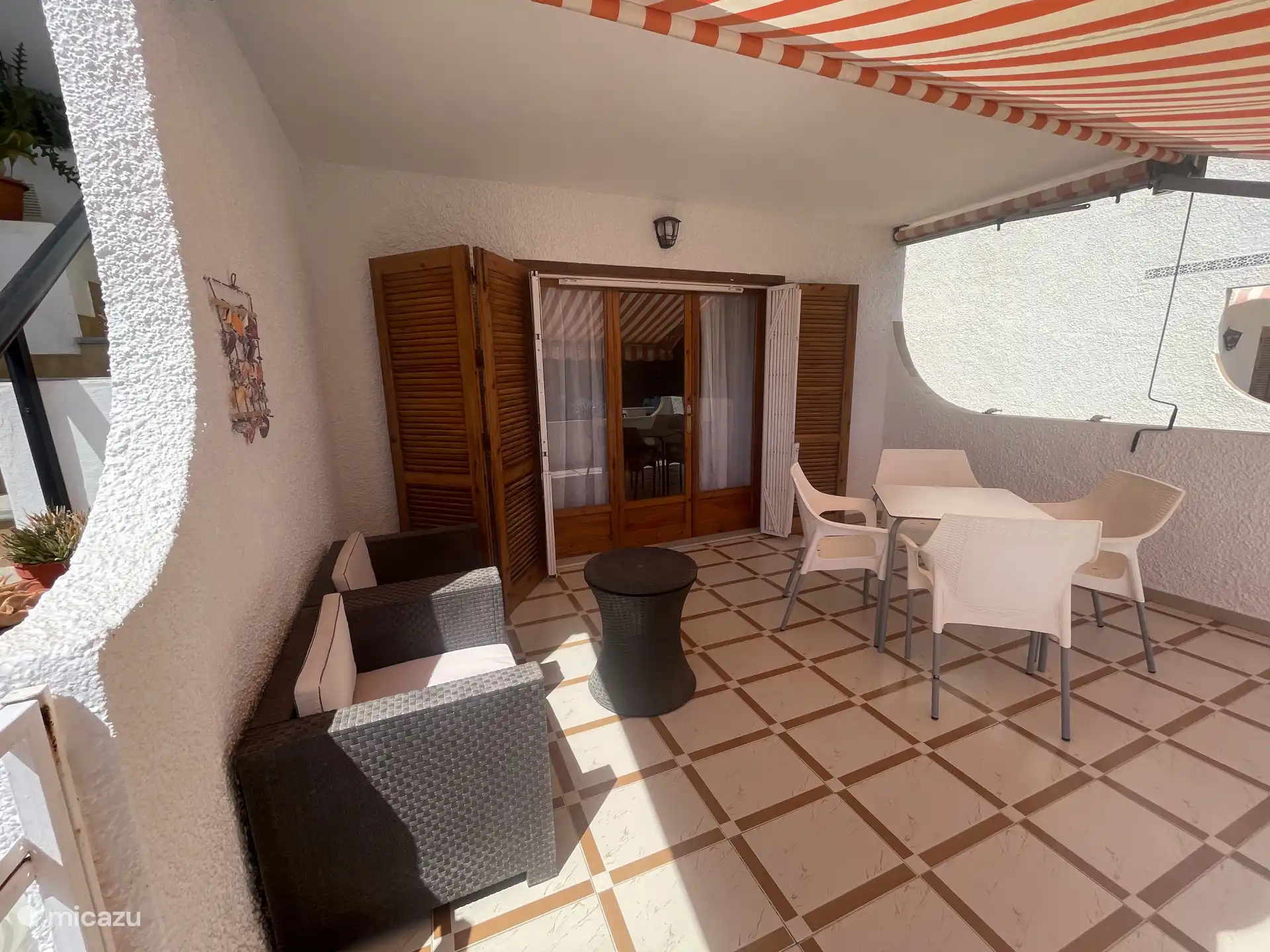 Vue générale de la terrasse avec terrasses extérieures et salle à manger.