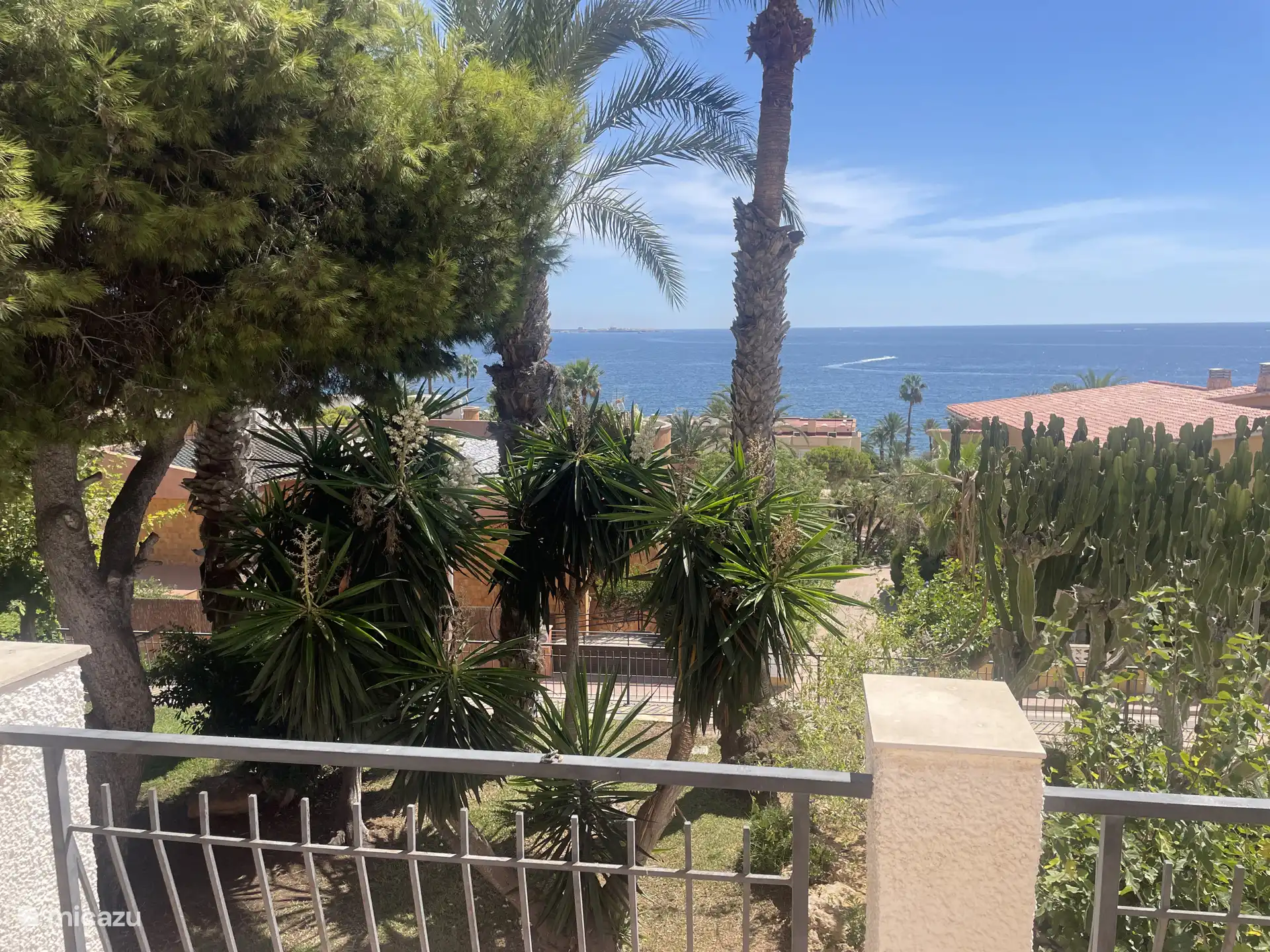 Vue sur la mer et les environs paysagers depuis la maison.