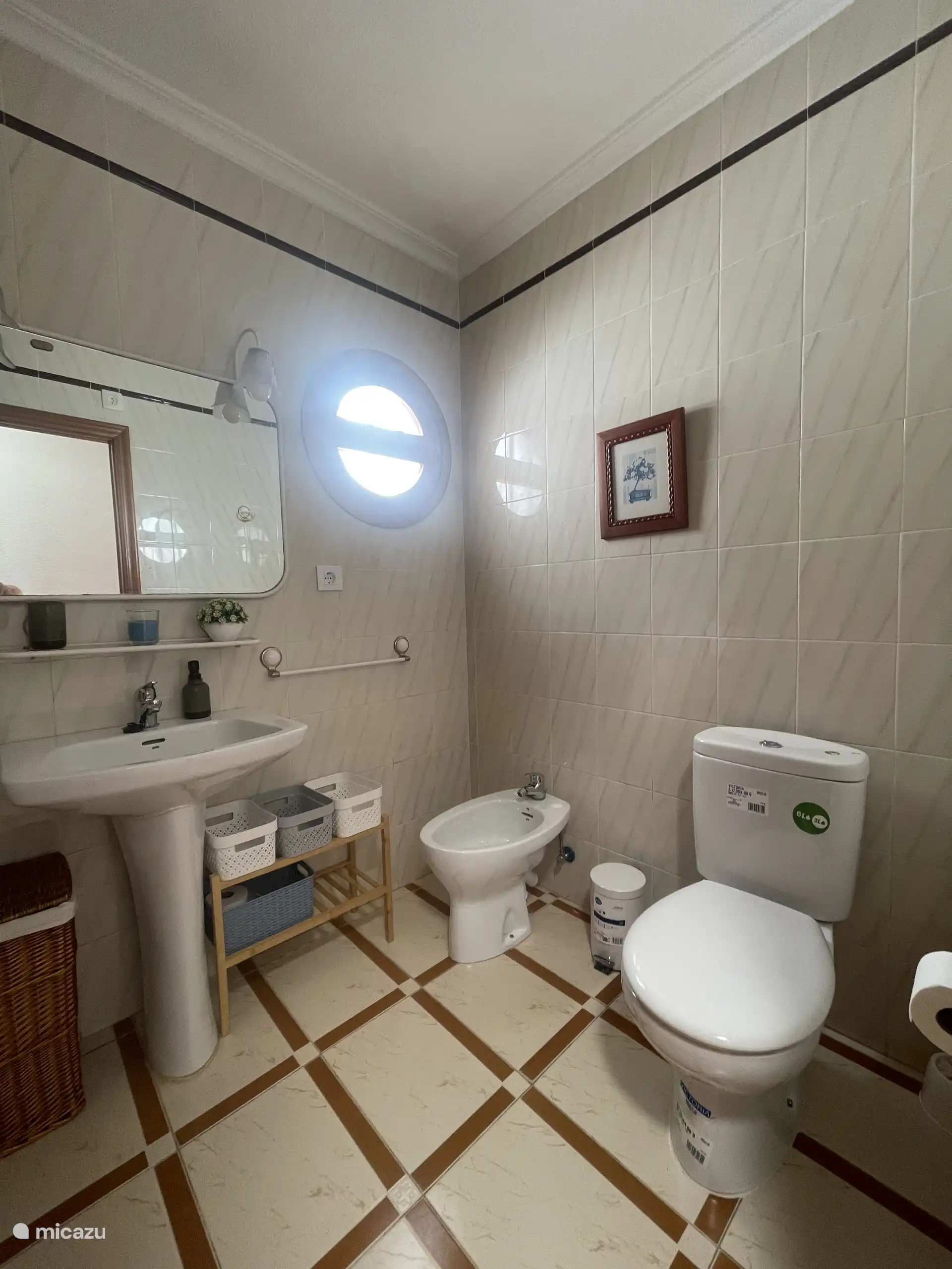 Salle de bain complète, avec vue sur le lavabo et les toilettes.