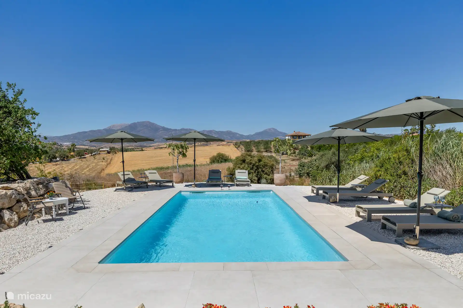 piscine non chauffée avec vue panoramique au loin. Ouvert d’avril à octobre.