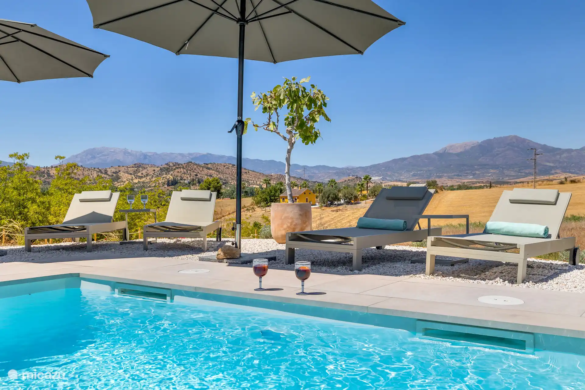 Piscine avec vue panoramique et le bar de l’honnêteté à proximité.