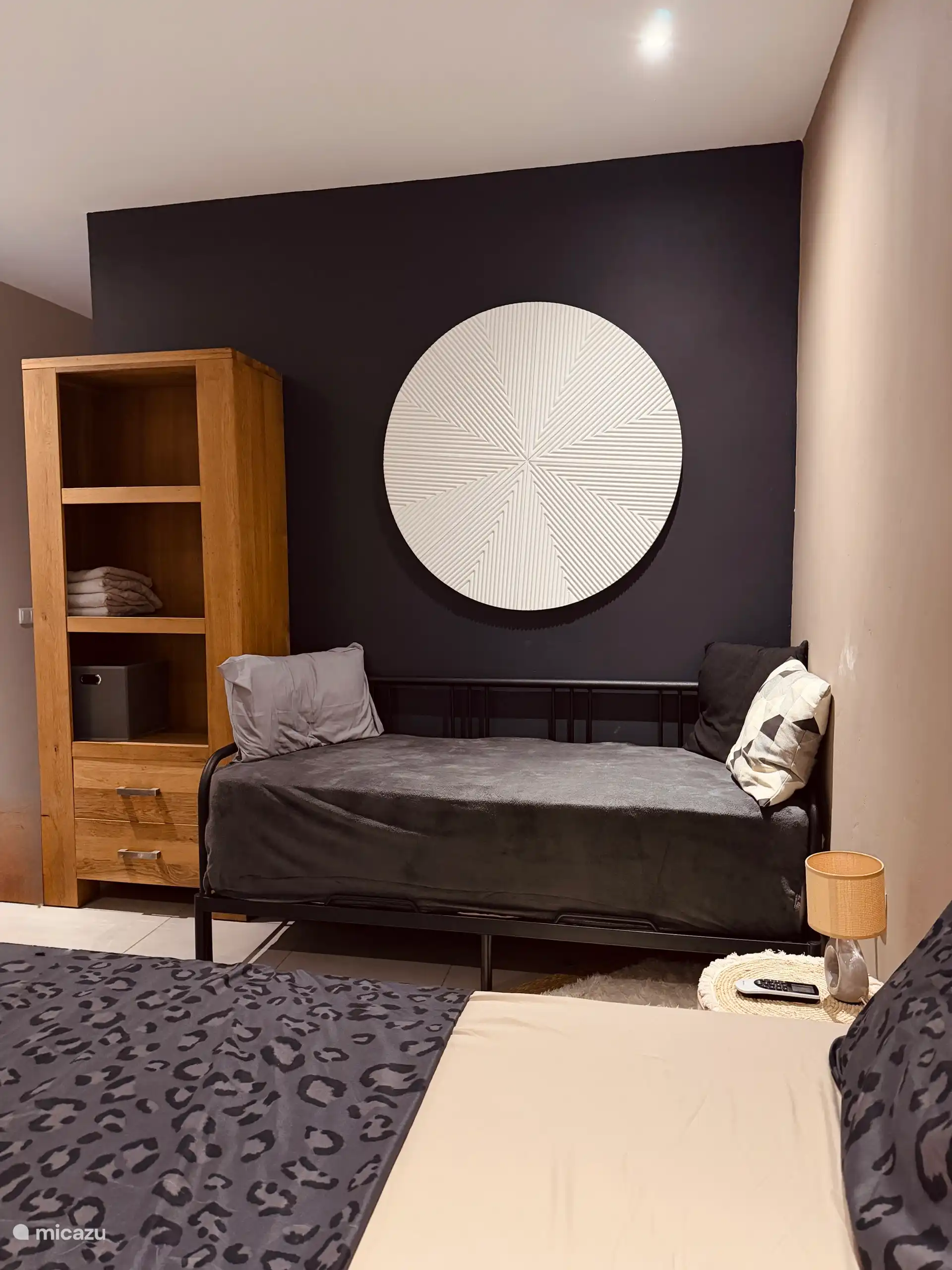 Chambre 3. Banc supplémentaire. Cela peut être transformé en un lit double complet avec des matelas épais et fins. 