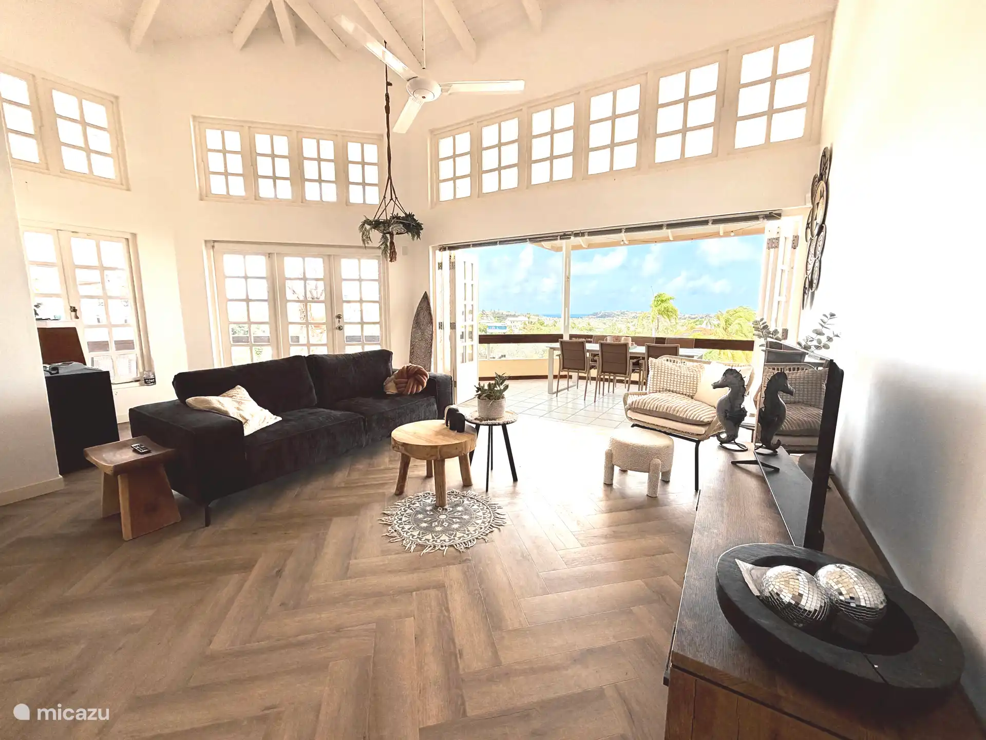 Lumière, espace et atmosphère. Ce salon a tout !
