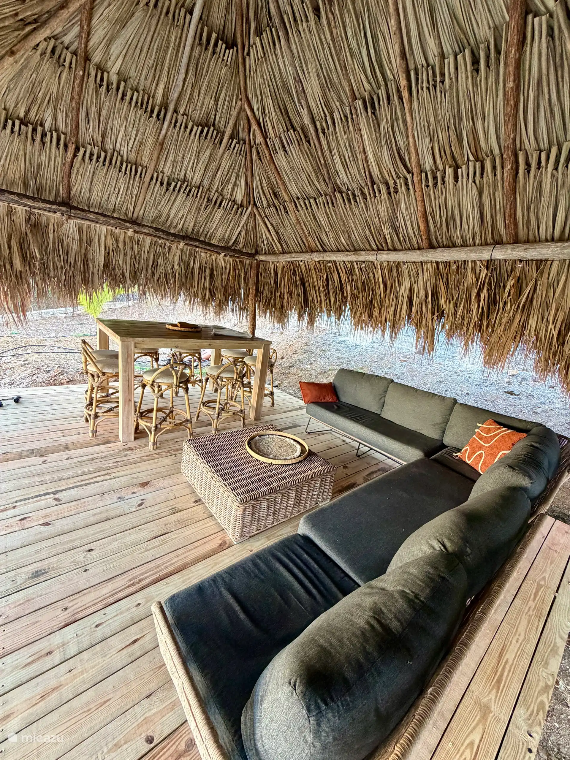 Palapa XL avec vue sur la mer, salon/canapé d’angle et table de bar.