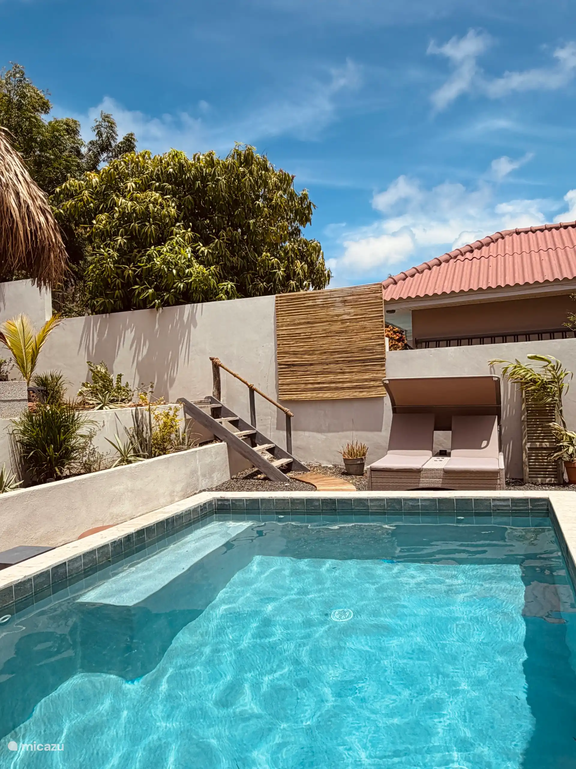 Jardin tropical avec piscine privée et palapa
