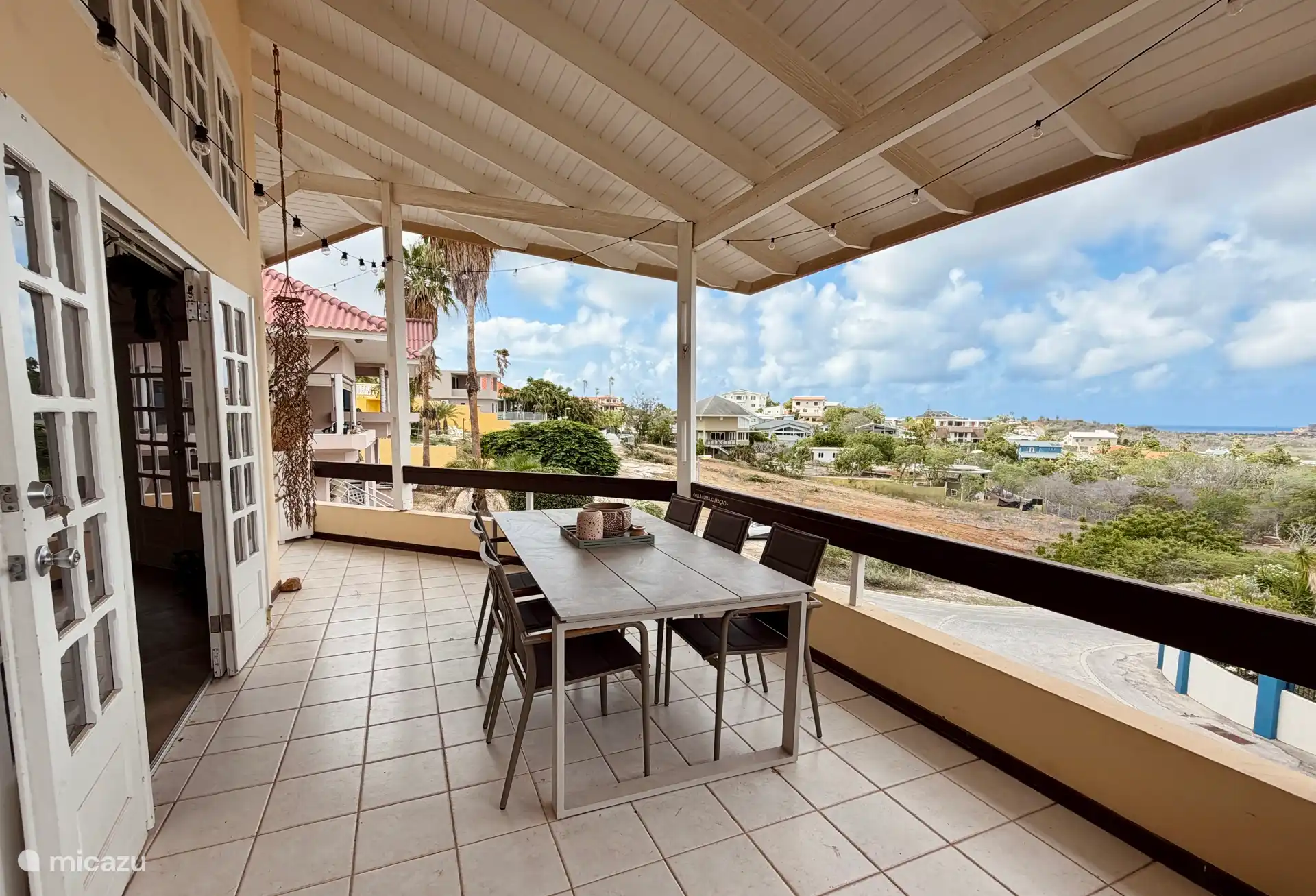 Terrasse avec une vue magique sur la mer.