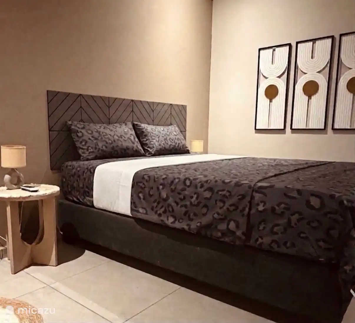 Chambre 3 avec sommier 160 x 200. + climatisation. Cette fois, il y a des portes-fenêtres donnant sur le jardin. De cette façon, vous pouvez plonger directement dans la piscine. 