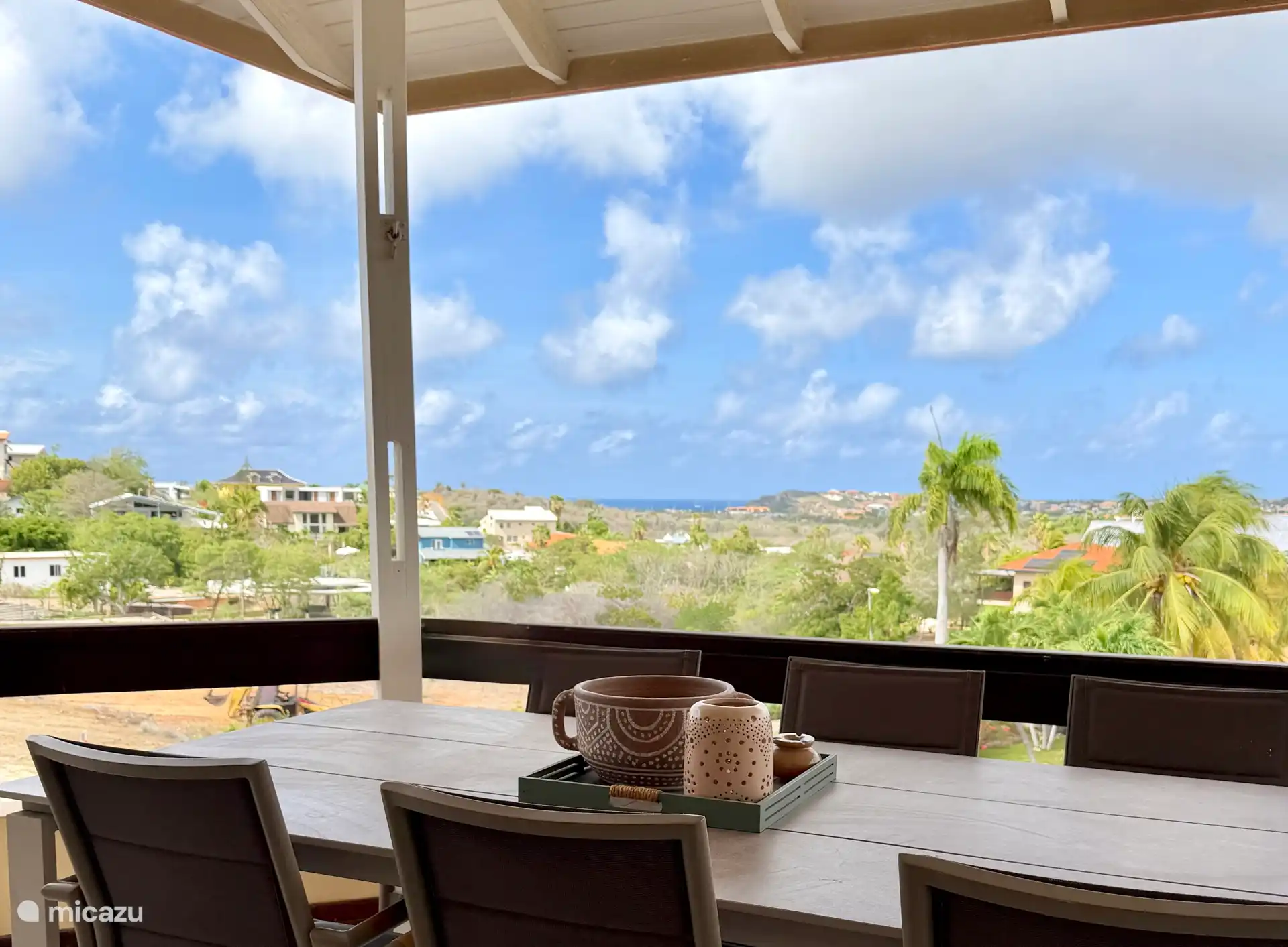 Vue sur la mer depuis notre vaste terrasse environnante.